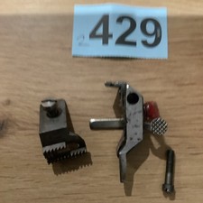 SINGER 99K SEWING MACHINE BOBBIN CASE RETAINING POSITION MECHANISM& FEED DOG.429