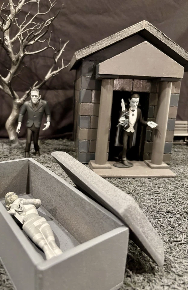 Universal Monsters Toony Terrors Silver Screen (4) w/ Custom Graveyard Diorama. - Image 3 of 4