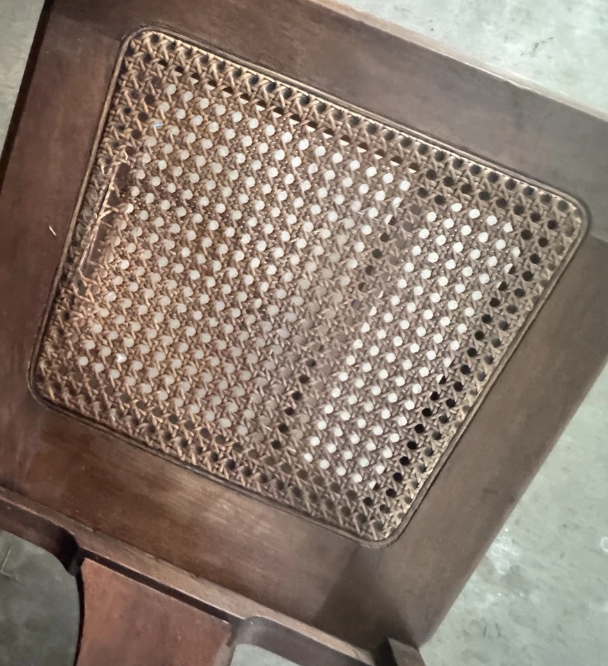 Mecedora antigua Atlas Furniture Co para niños de nogal americano y mimbre. Foto 4 de 4