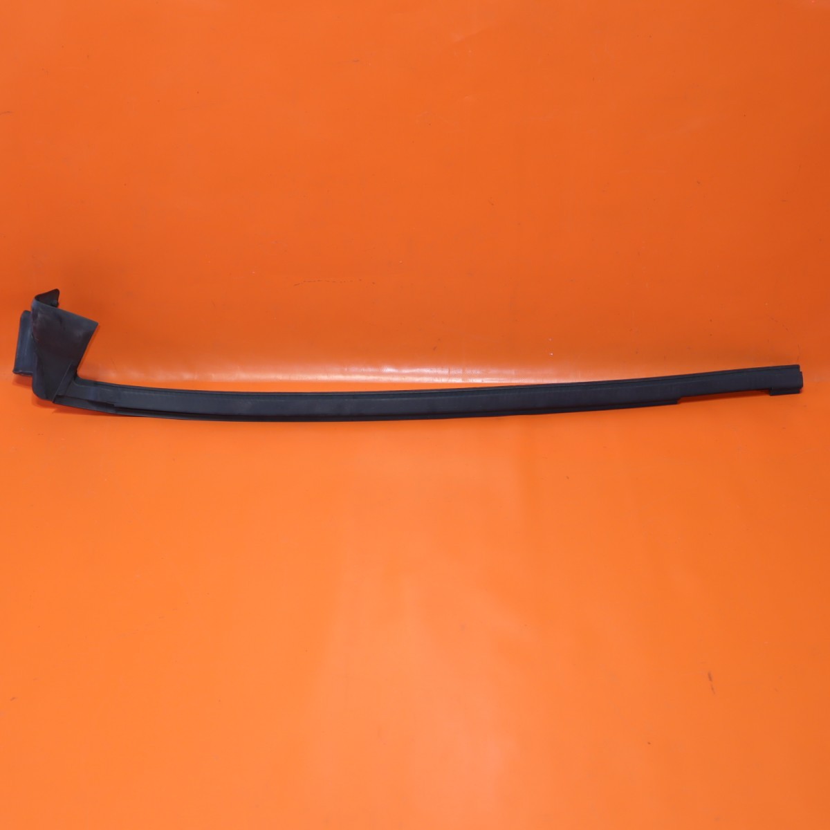 ASTON MARTIN DB11 DOOR WAIST SEAL RIGHT 2017 2018 2019 2020 HY53-C20570-AC OEM