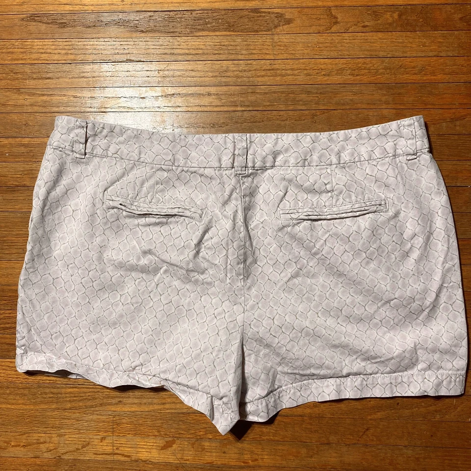 "Pantalones cortos Ann Taylor Loft talla 16 para mujer tiro medio rosa patrón cocodrilo 4"" pantalones cortos" Foto 2 de 4