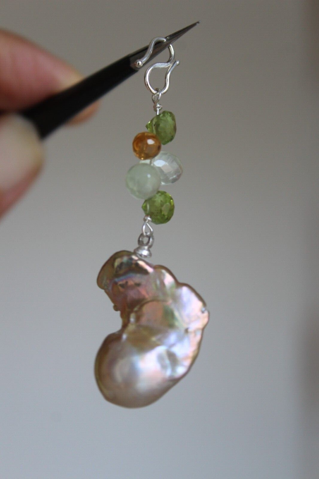 Grande perle baroque dorée en pendentif de créateur avec gemme péridot