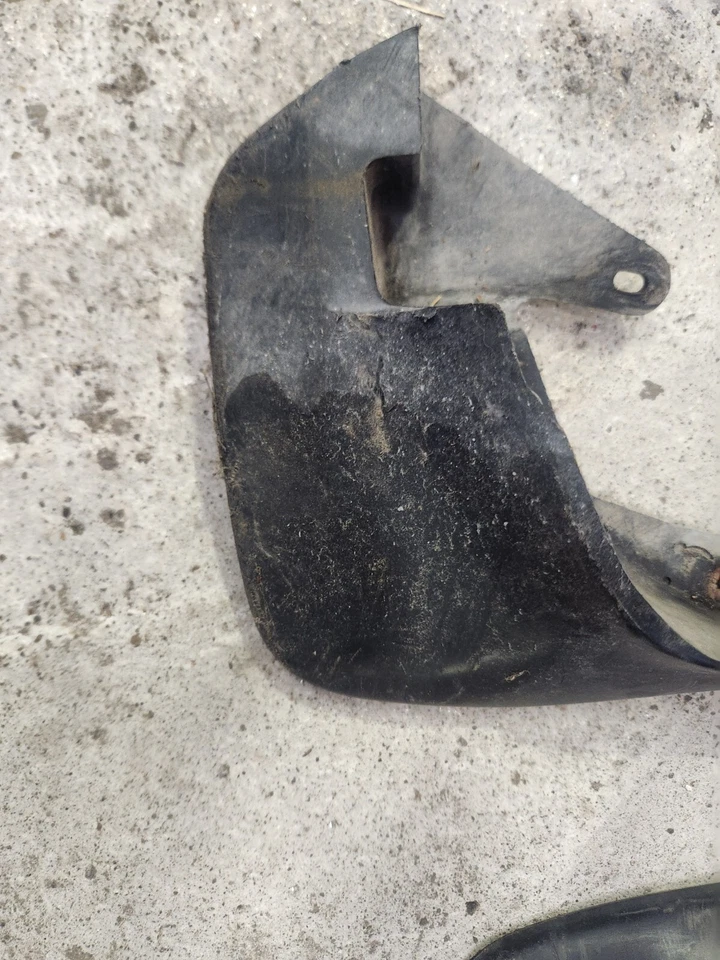 1990-1993 ACURA INTEGRA COUPE DA9 FRONT MUDFLAPS SPLASH GUARDS USED OEM Foto 2 de 4