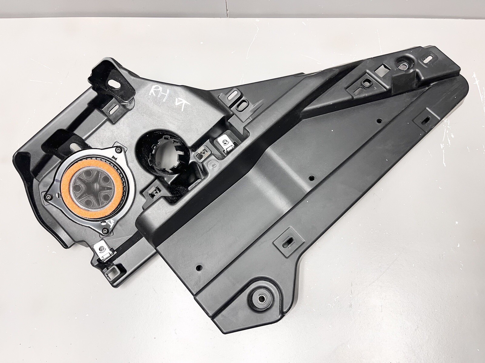 ⭐️2017-2020 MASERATI LEVANTE REAR RIGHT PASSENGER TRIM COVER BRACKET PANEL OEM