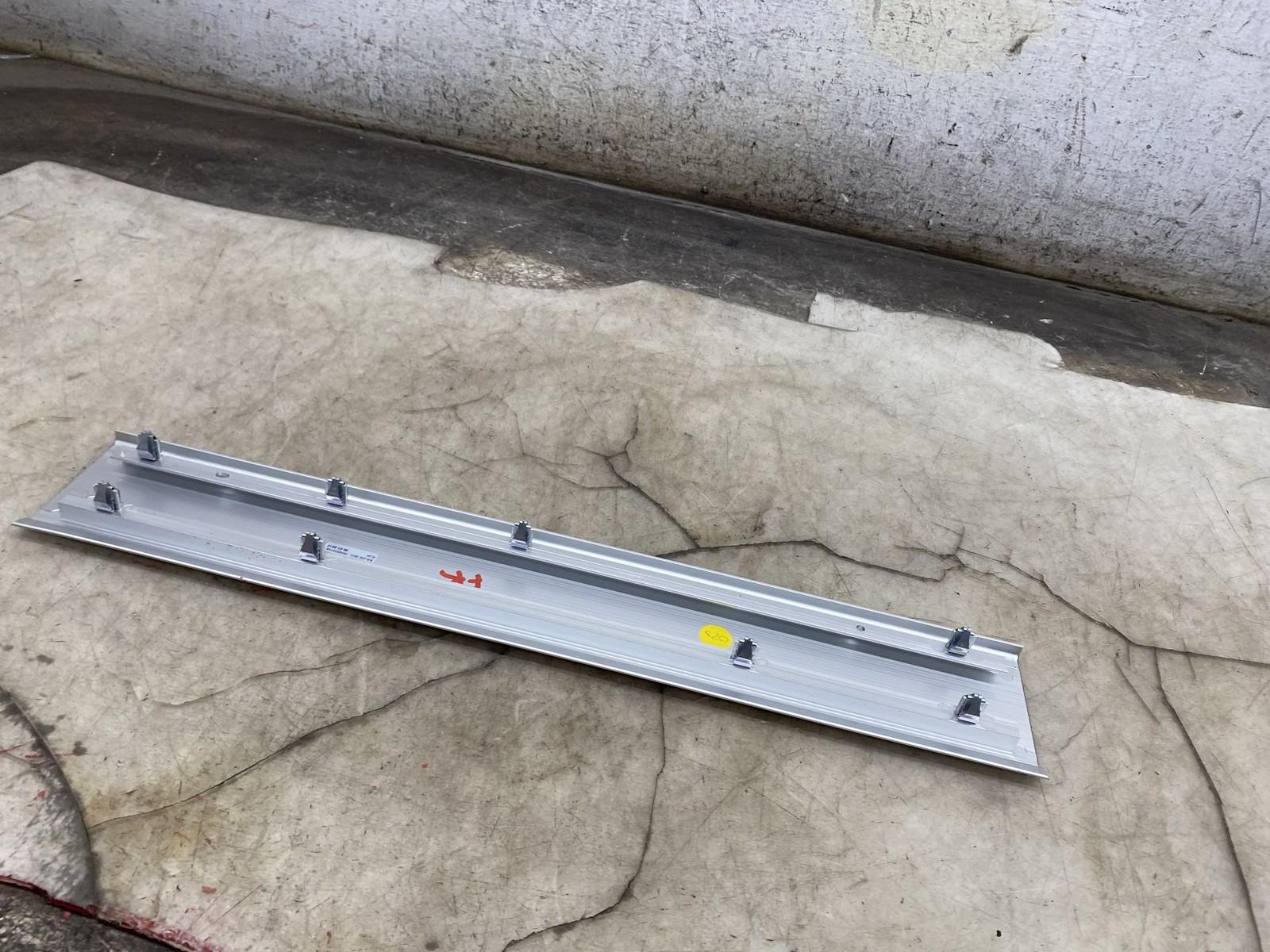 2016-2020 BENTLEY BENTAYGA FRONT RIGHT SILL SCUFF PLATE TRIM PANEL 36A853374B