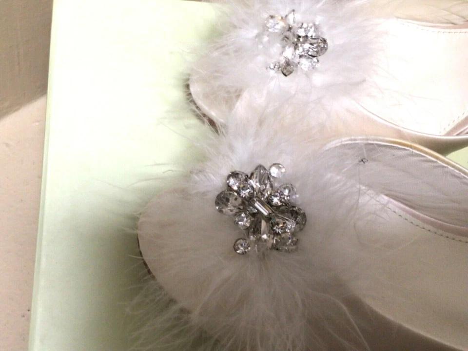 全新带盒 BENJAMIN ADAMS "LANA" $239 露趾羽毛露背丝绸 IV 鞋跟 8 — 第 4/4 张图片