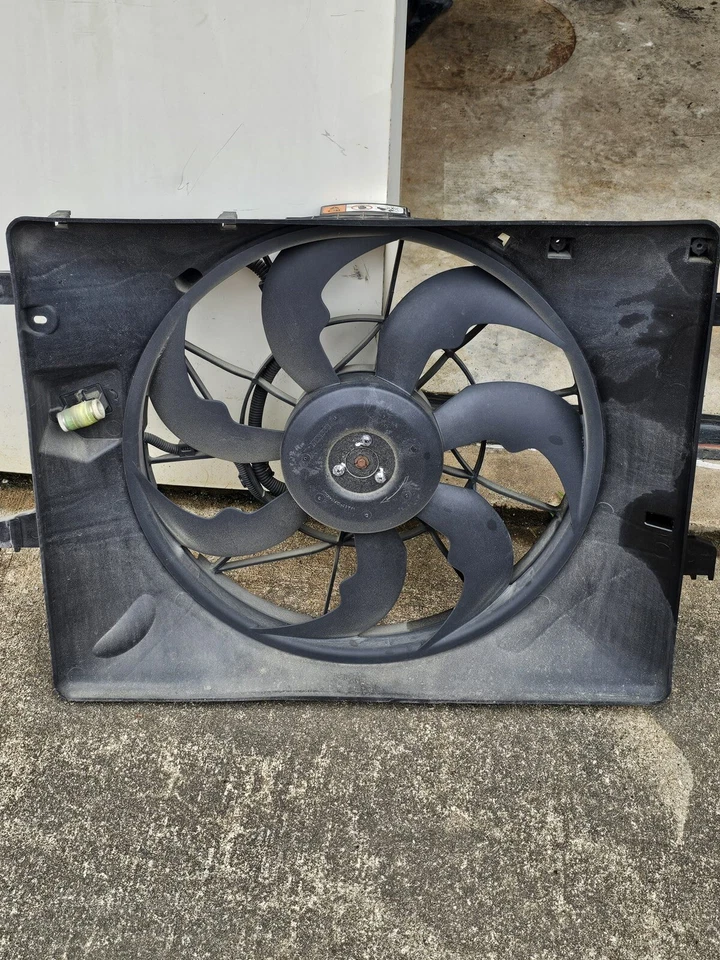 Motor de ventilador de refrigeración del radiador OEM para Hyundai Genesis Coupe 2.0. 2010 Foto 2 de 3