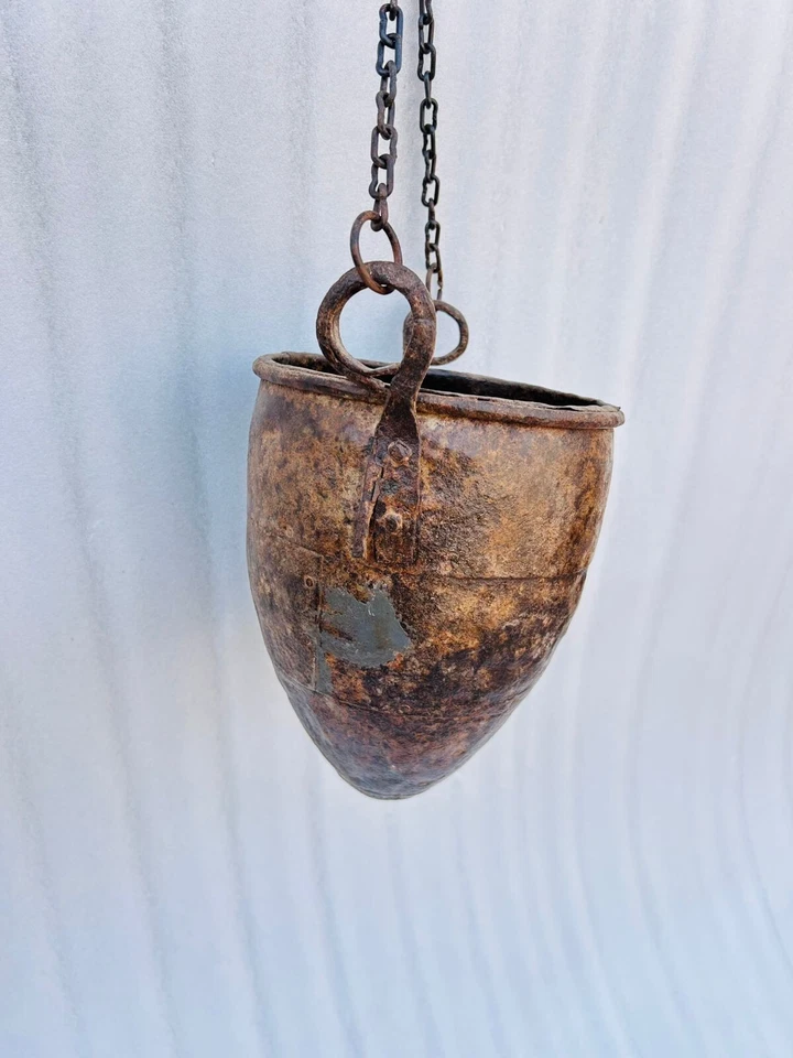 Antigua maceta de hierro pesado forjada a mano antigua cadena de hierro colgante olla de agua grande Foto 4 de 4