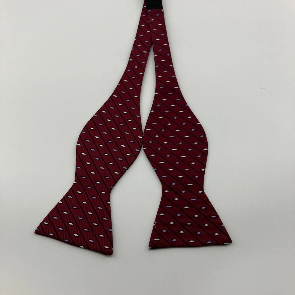 Gravata borboleta estilo marrom sem marca com padrão geométrico e listras ajustáveis - Imagem 2 de 4