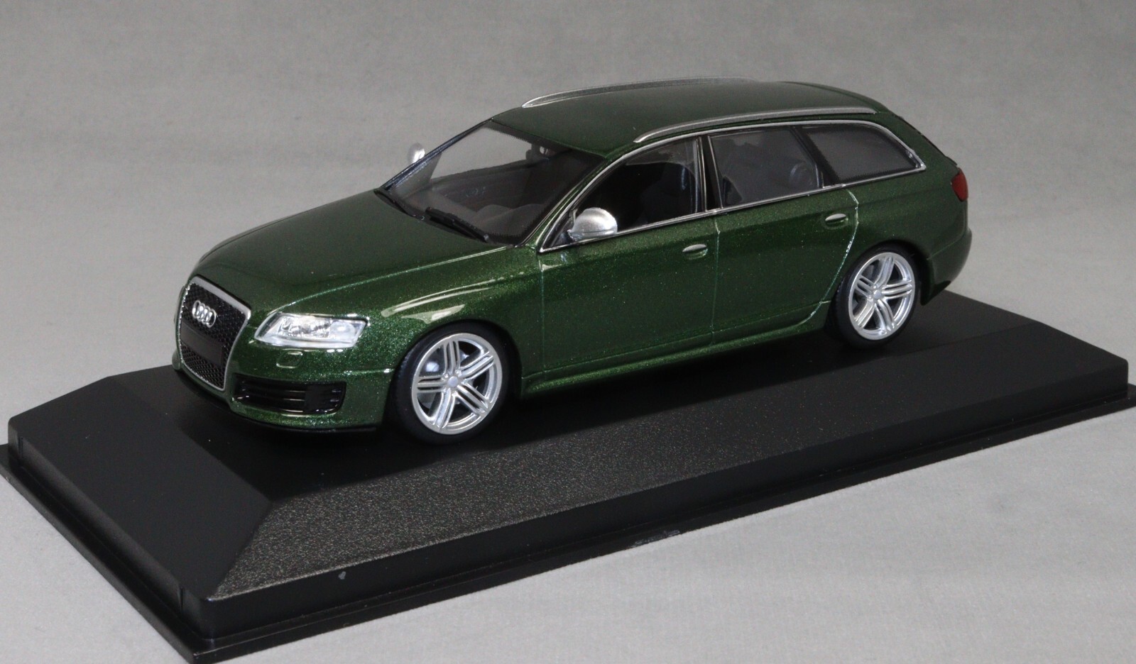 Minichamps Maxichamps Audi RS6 Avant in Dark Green metallic 2007 940017210 1/43