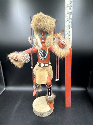 Große Krieger Indianer Kachina Puppe mit Feder und Fell 18'' groß!