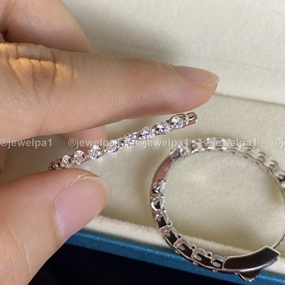 Pendientes de aro de moissanita de oro blanco sólido de 14 quilates de 3 quilates corte redondo de adentro hacia afuera para ella Foto 4 de 4