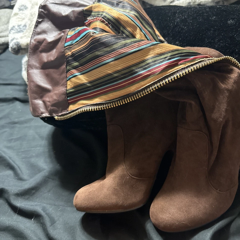 Botas de gamuza marrón con cremallera de tacón alto Foto 2 de 3