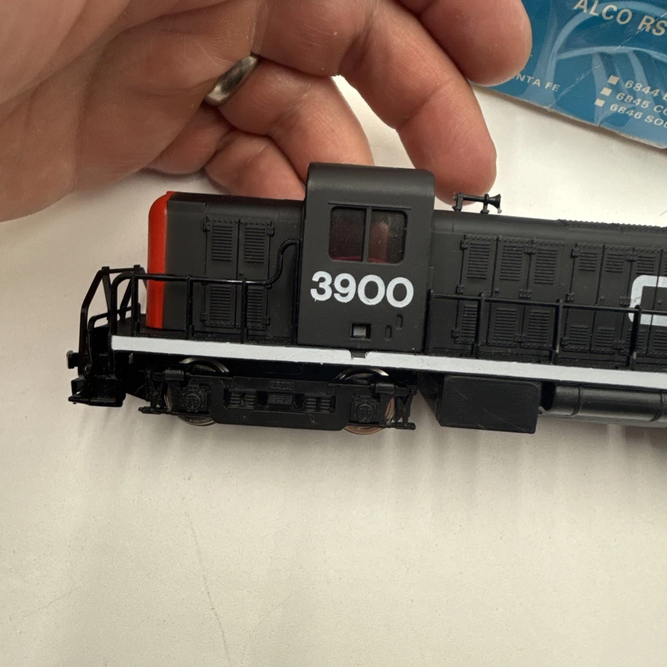 MODEL POWER 6841 HO CANADIAN NATIONAL ALCO RS-2 DIESEL LOCOMOTIVE #3900 - EX++ - Image 4 of 4