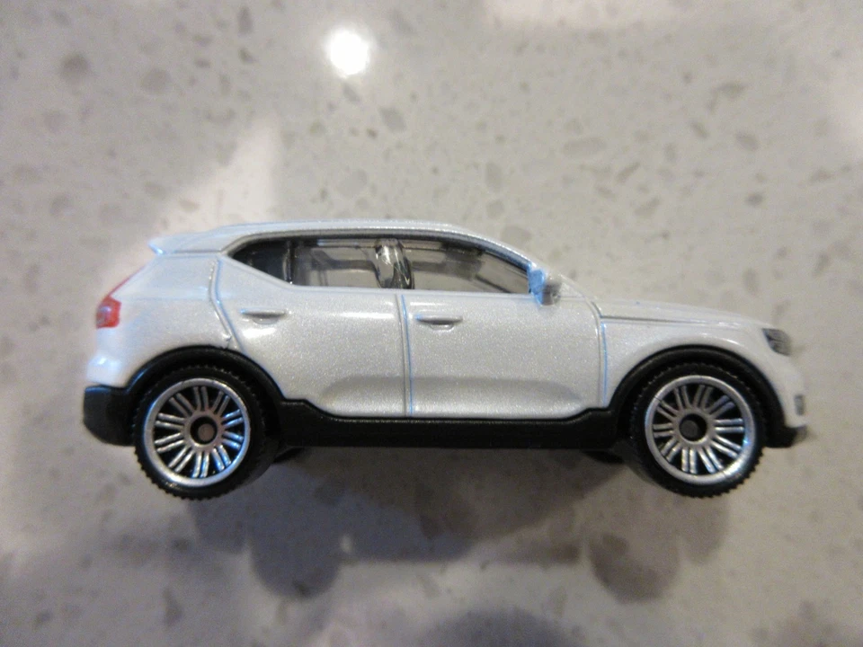 Coche de carreras de juguete fundido a presión Volvo XC40 2023 Matchbox blanco 1:64 Foto 4 de 4