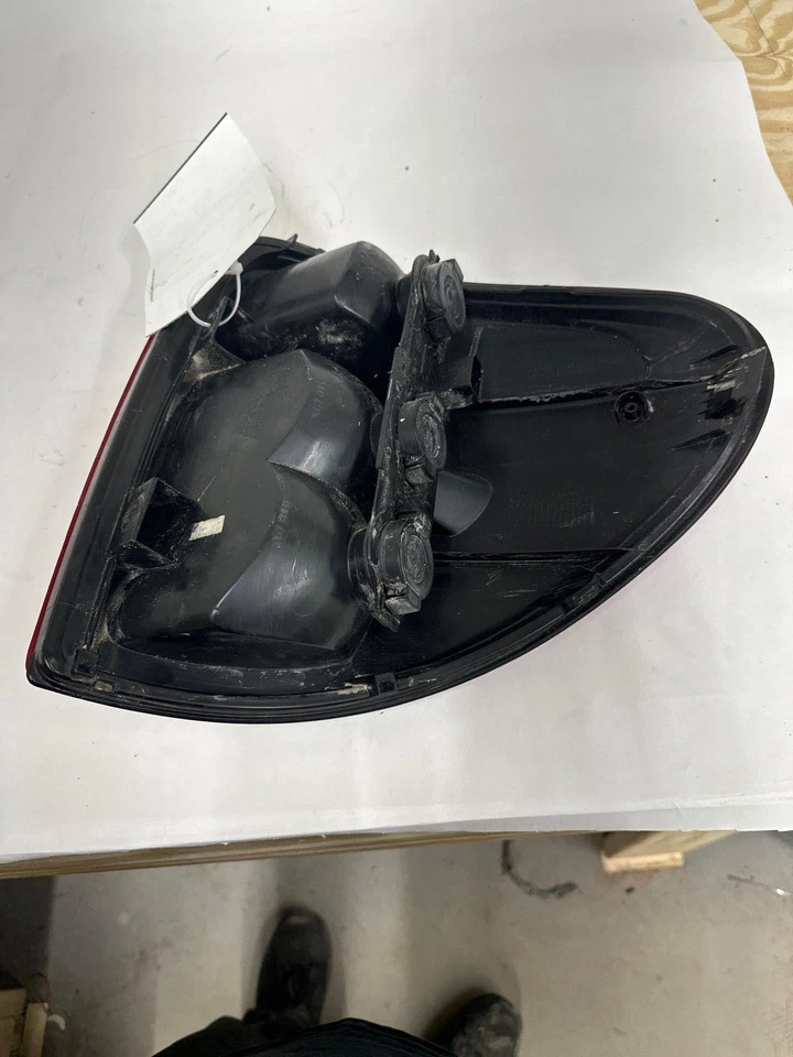 Luz trasera derecha pasajero Dodge Caravan PLYMOUTH VOYAGER T&C 2001-2003 Foto 3 de 4