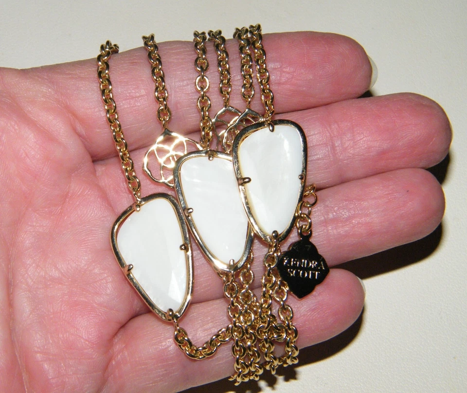 COLLAR VINTAGE CON LOGOTIPO DE NÁCAR KENDRA SCOTT "KINLEY" Blanco ~ 36" Largo ~ Dorado Foto 2 de 4