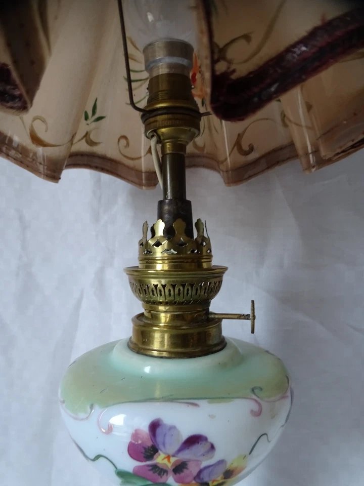 ANCIENNE LAMPE A PETROLE ELECTRIFIEE OPALINE EMAILLEE ABAT-JOUR RHODOID ,PENSEES - Photo 3/4