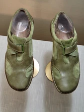 Sofft Green Suede Leather Sneaker Shoes Women's Size 8 W Casual Hook and Loop