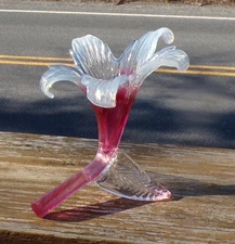 ART GLASS  "FLOWER SHAPED"  JACK-IN-THE-PULPIT SHORT CABINET VASE