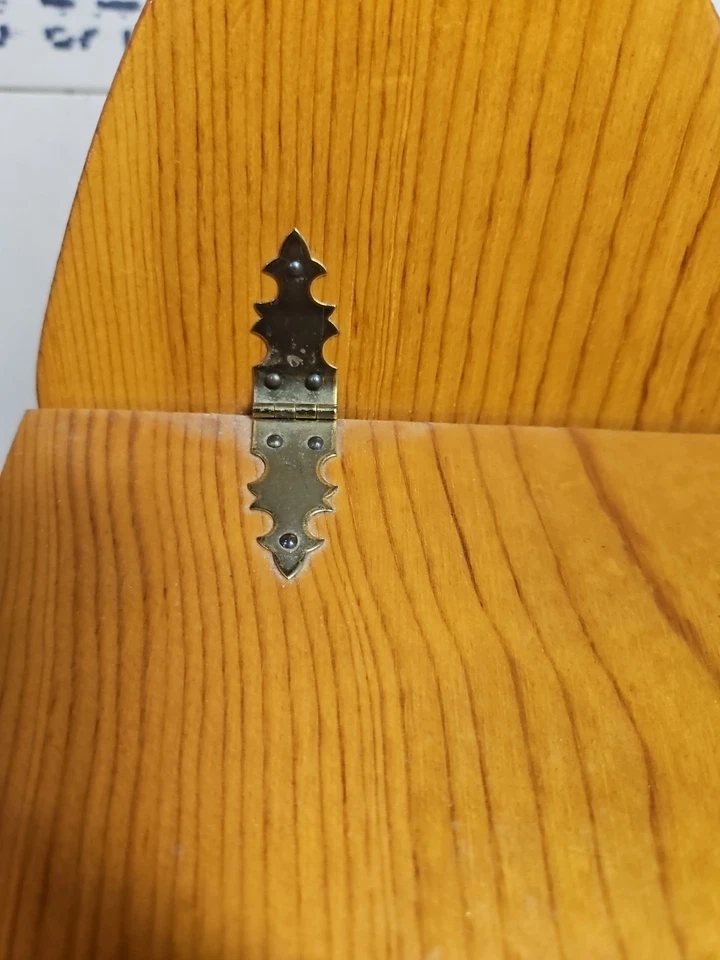 Caja de madera con tapa con bisagras y respaldo con diseño de corazón en madera Foto 2 de 4