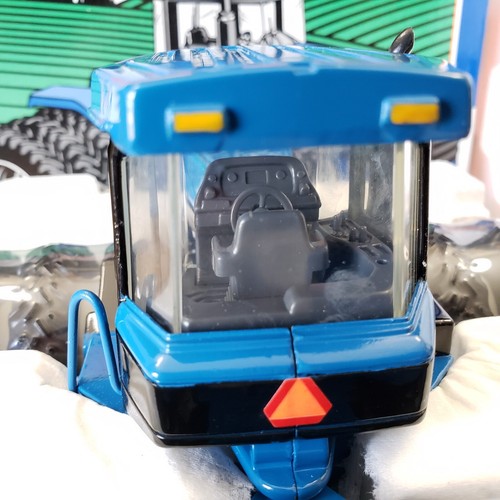 Ertl New Holland 9882 4WD Tractor 82 Series Versatile Collectors Edition 1:32 - Picture 11 of 17