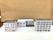 MODELLEISENBAHNGEBÄUDE IN SPUR N. DREI GEBÄUDE IN GUTEM ZUSTAND