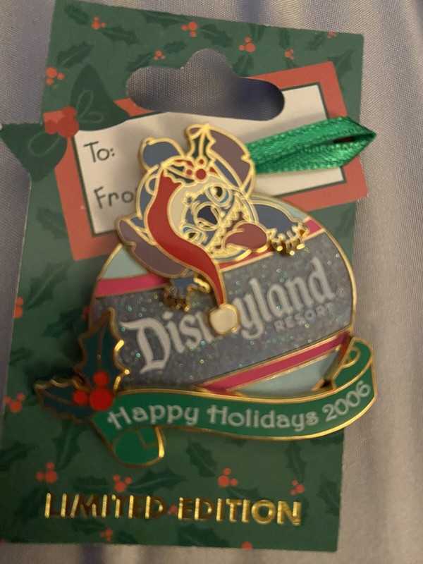 Disney  DLR - 2006 Christmas Holiday Ornament Collection - Stitch Pin 