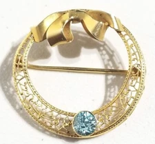 Vintage 14K Gold Filigree Faceted .84 Carat Aquamarine Bow Accent Circle Brooch