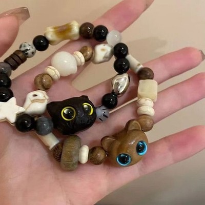 Handwerklich handgefertigtes Perlen Kätzchen Armband mit Pfotenabdruck Details für Katzenliebhaber
