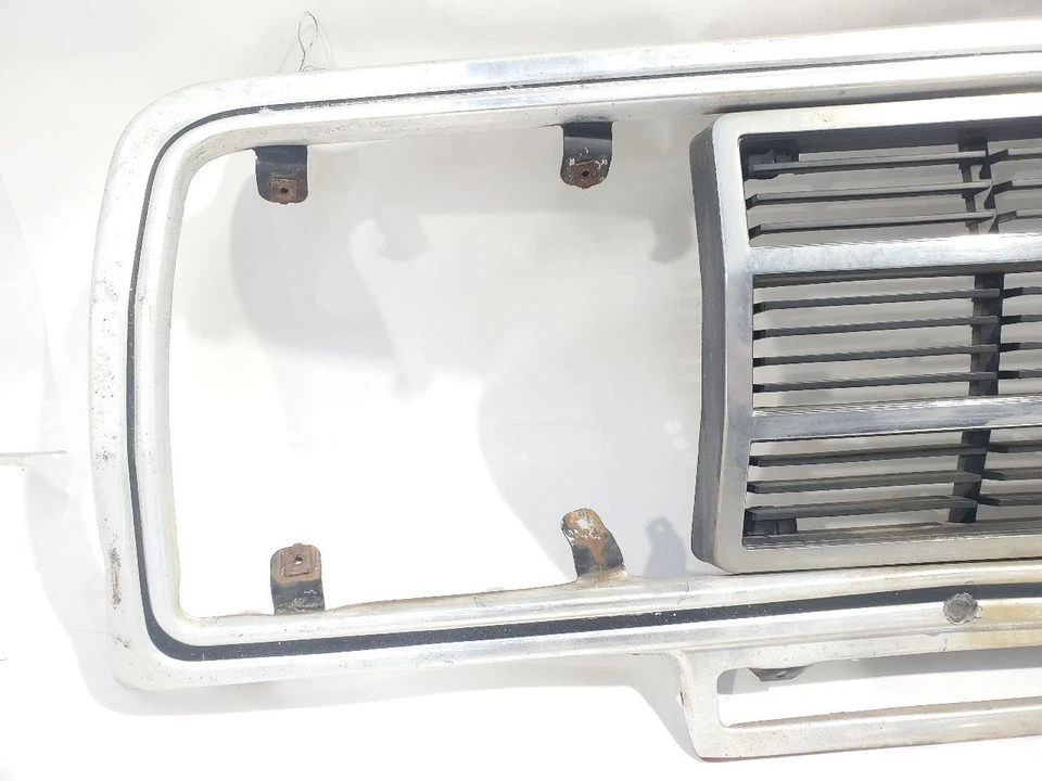 1986 1987 1988 1989 1990 1991 Jeep Grand Wagoneer OEM Grille  - Image 2 of 4