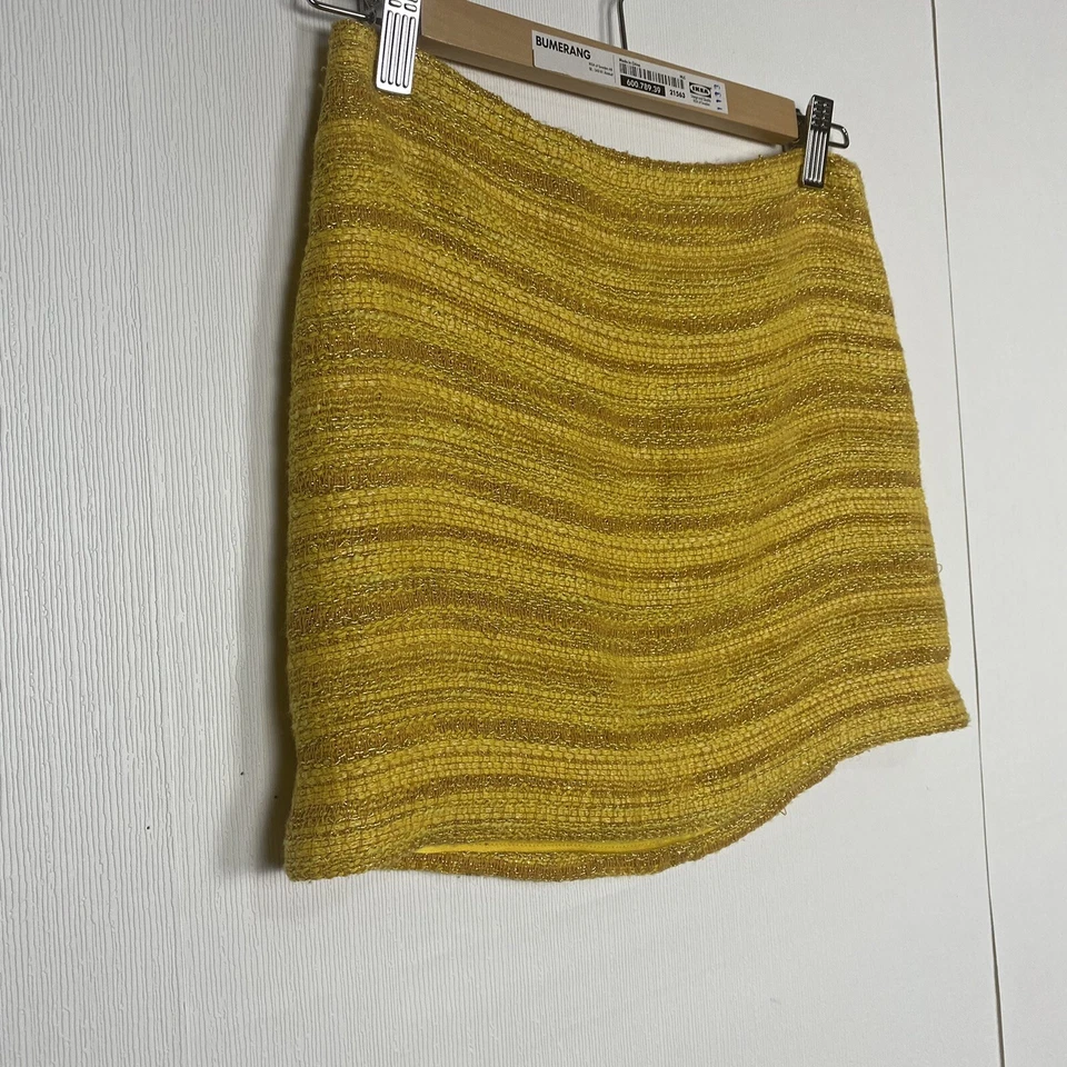 Falda de tweed metálica a rayas doradas amarillas Alice & Olivia para mujer 0. Foto 3 de 4