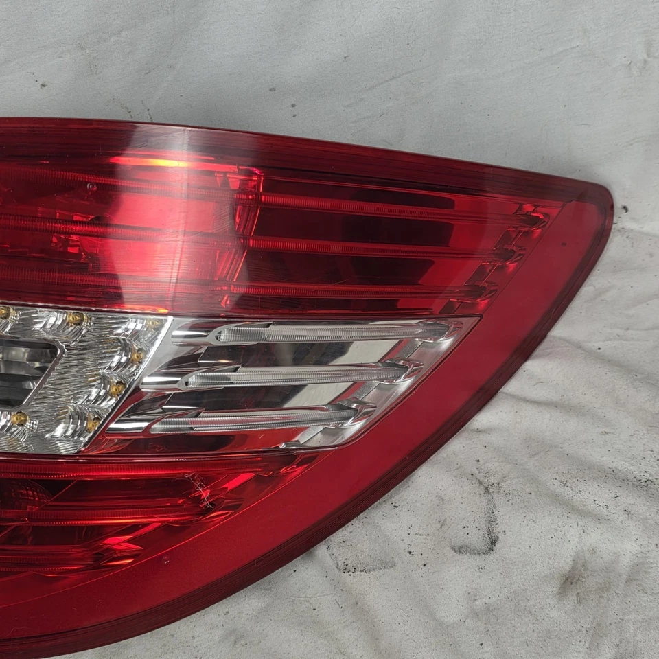 Оригинальный задний фонарь для правостороннего пассажира 2011–2012 MERCEDES-BENZ R350 W251 A2518202064 - Изображение 3 из 4