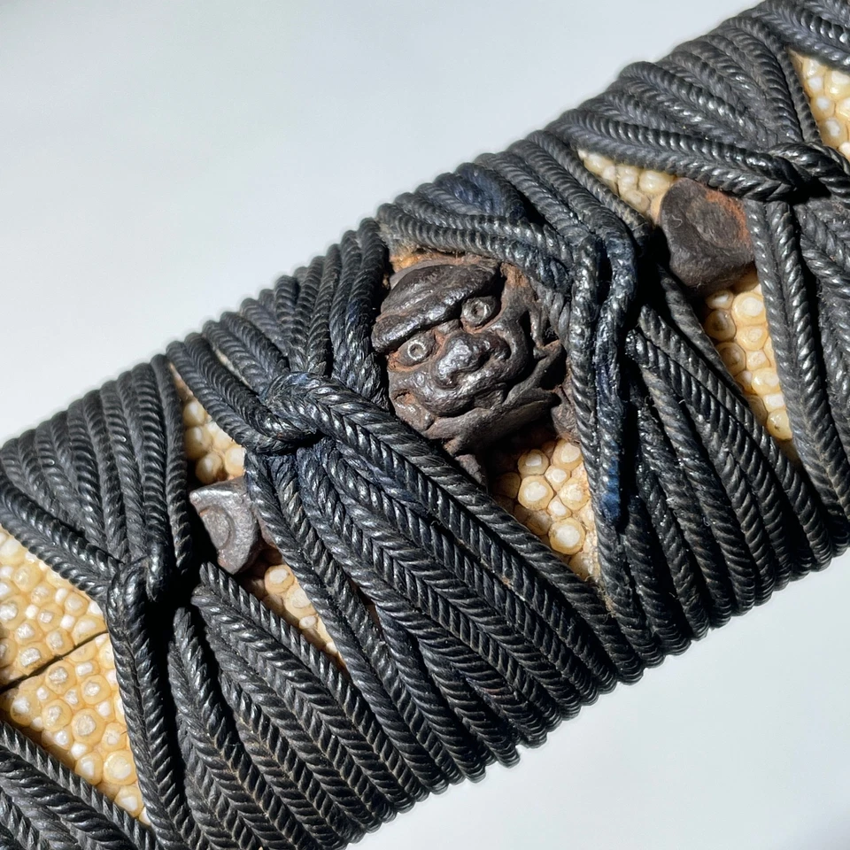 Mango largo Tsuka para TACHI, Shikami Menuki 獅噛目貫, Edo original antiguo Foto 4 de 4