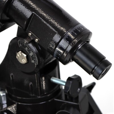 EQ4 equatorial mount with polar axis scope Vixen standard dovetail