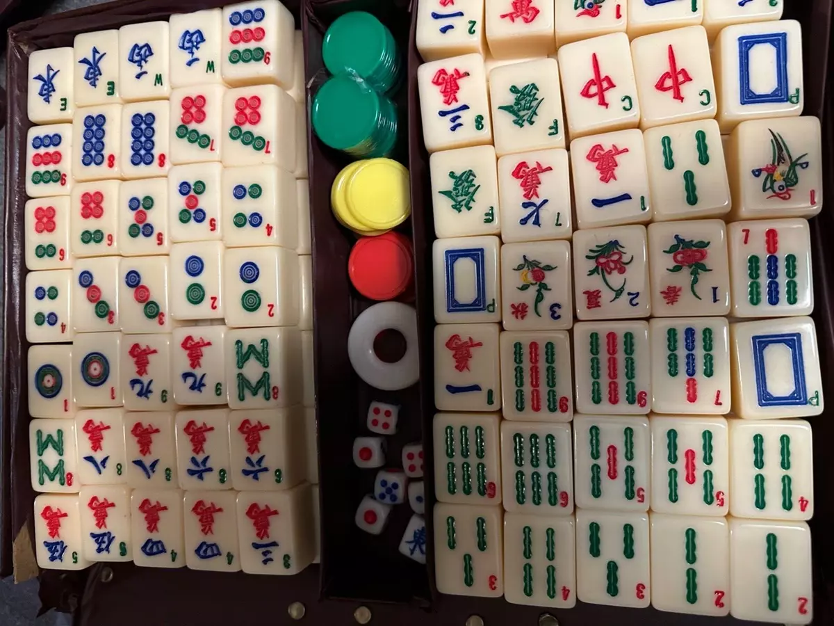 Chinese Mahjong Game Set, The Classic - with 148 Medium Size