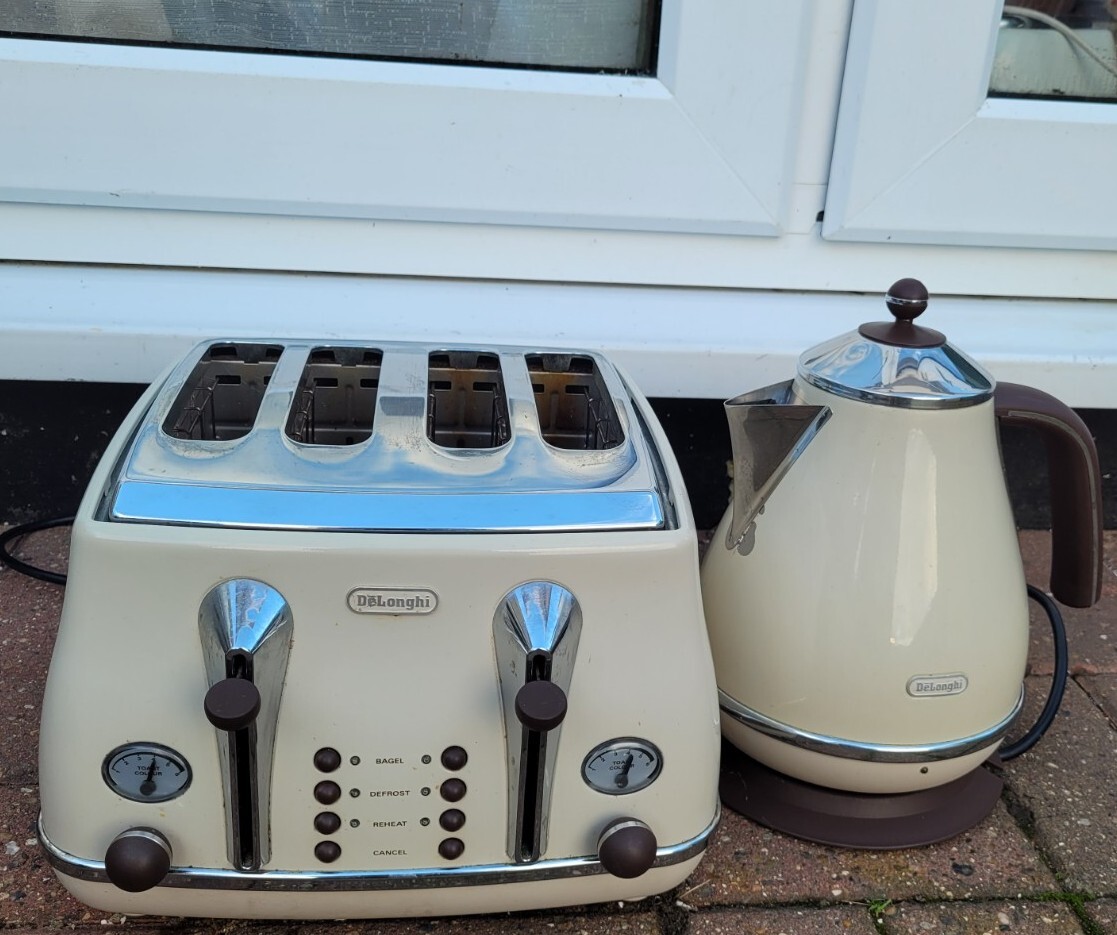 De'Longhi CTOV4003.BG Icona Vintage 4Slice Toaster & Kettle Set