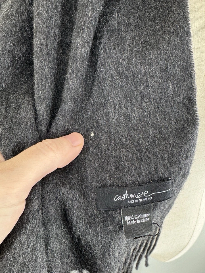 Bufanda Saks Fifth Avenue gris 100 % cachemir 12x73 flecos suaves defectos acogedores Foto 4 de 4