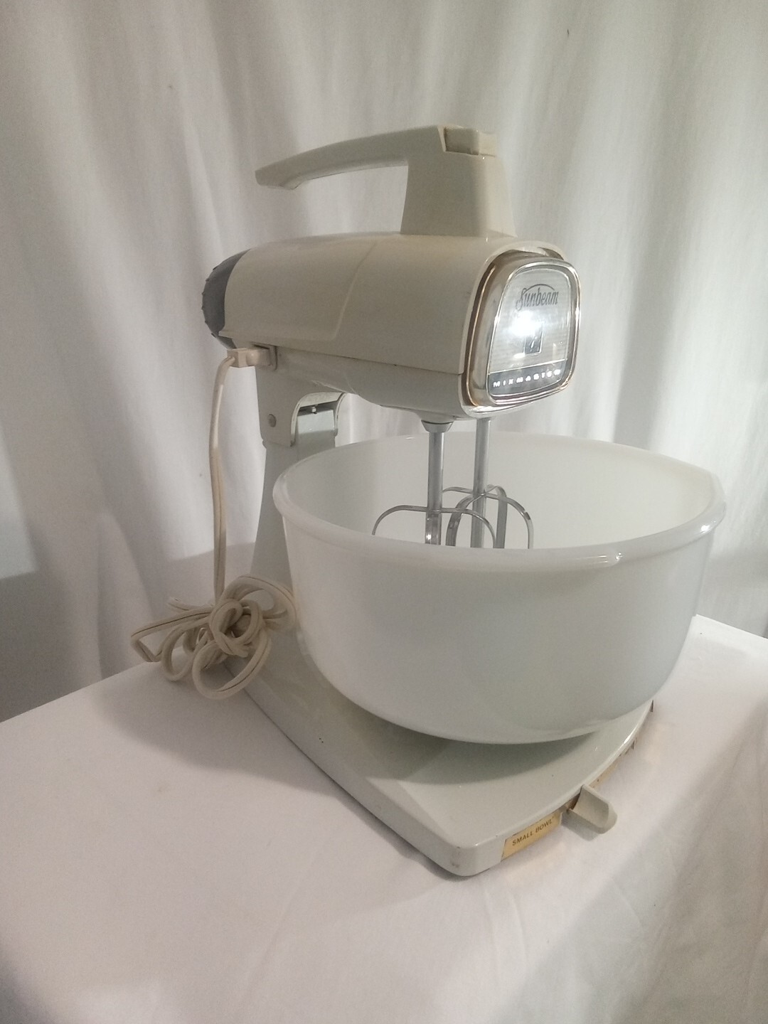 Vintage Sunbeam Vista Deluxe Mixmaster 12 Speed with Mixers And Bowl. Nice Cond.