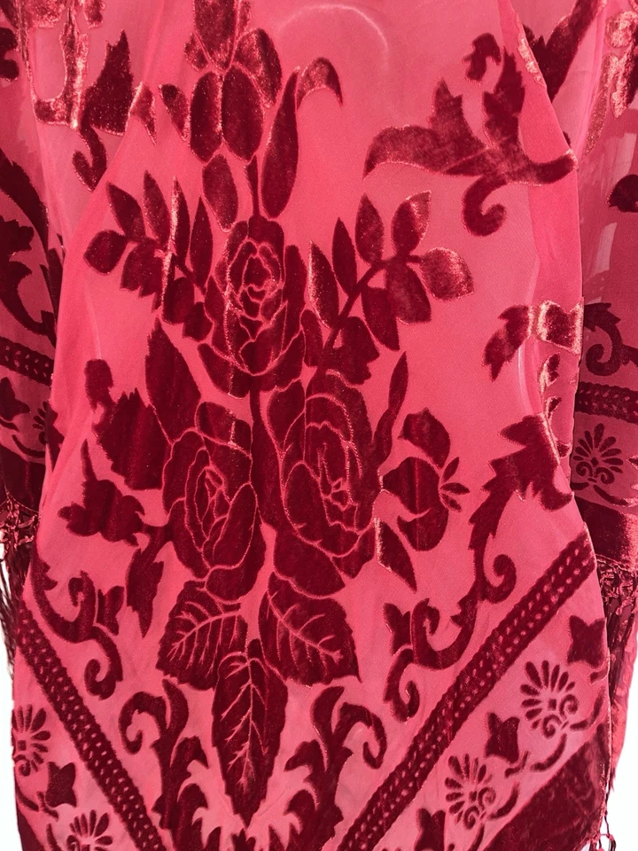 Mantón de piano de terciopelo rojo escarlata de seda Burnout bufanda con flecos Maya Matazaro Foto 3 de 4