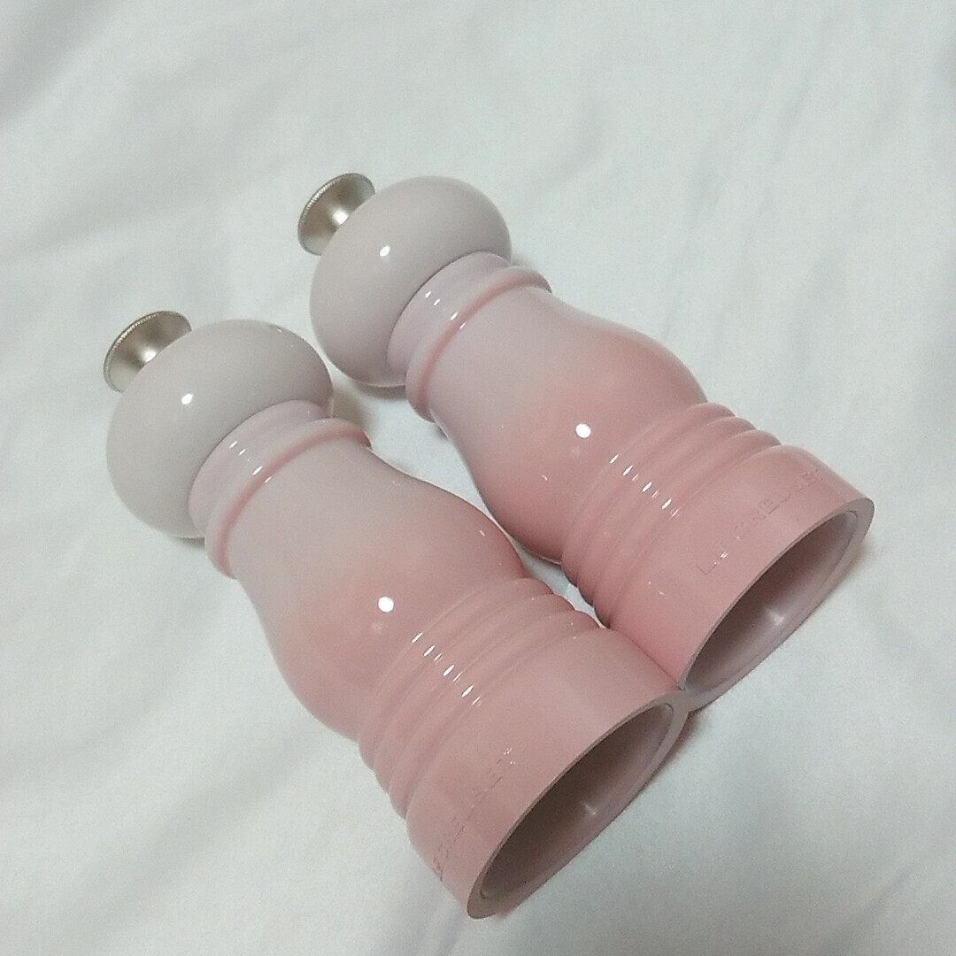 LE CREUSET Salt and Pepper Shakers 日本未発売 Amazon.com: Le Creuset Salt And Pepper Shaker Kit 110 Ml Red: Home