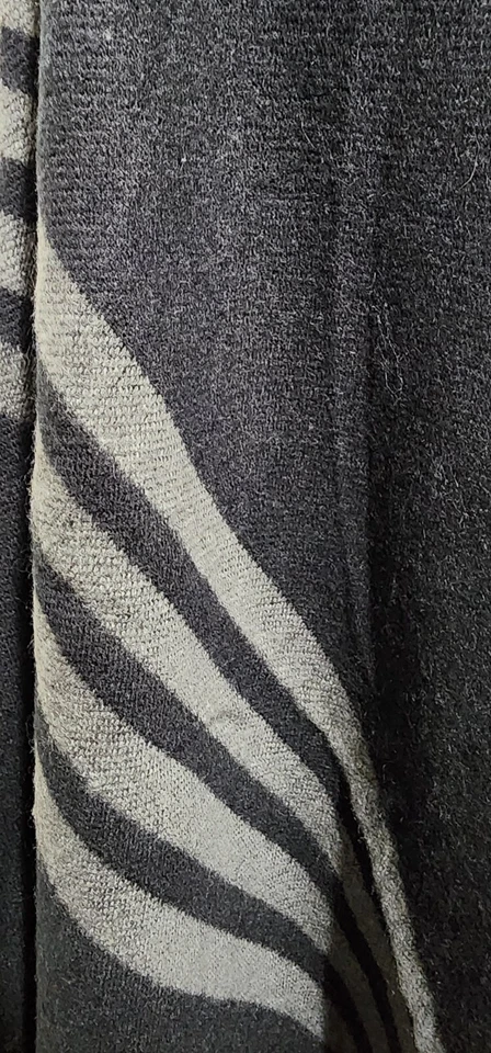 BB Dakota Poncho Kimono Wrap Grey and Black - Image 4 of 4