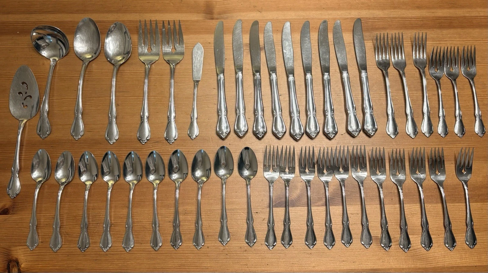 Oneidacraft Deluxe Stainless Steel CHATEAU Pattern (43) Piece Flatware Utensils