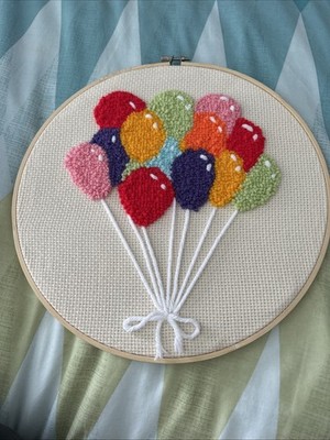 Handgefertigter Disney Up inspirierter Wandbehang mit Kreuzstich. Mehrfarbige Luftballons