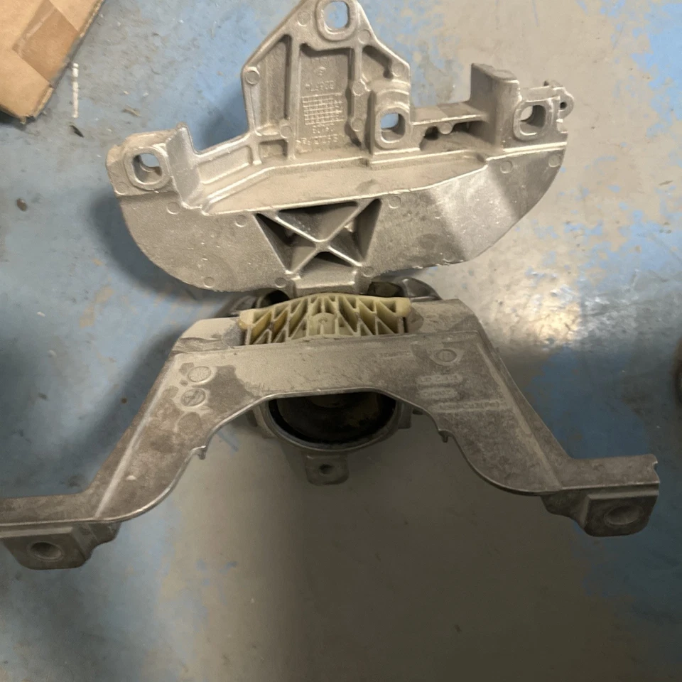 MERCEDES CLA /A  CLASS ENGINE MOUNT BRACKET 2021  1.3 PETROL AUTO A2472402800 - Image 2 of 4