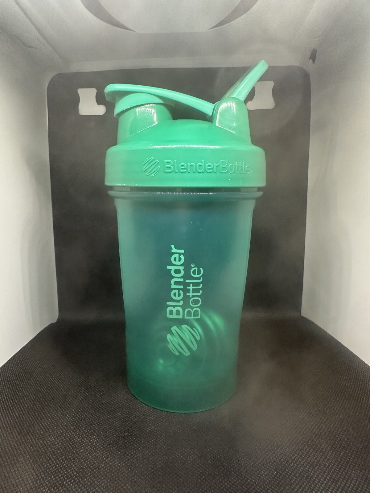 BLENDER BOTTLE Green Classic Bottle 20oz Cups Whisk Ball Sha