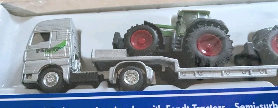 Siku 1840 Low Loader w/ Fendt Tractors, 1:87 Scale - Image 3 of 4