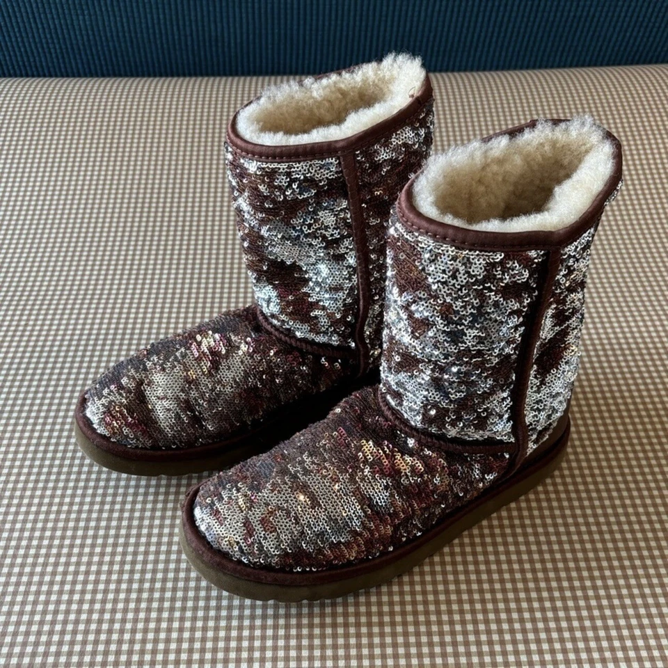 Botas de Invierno UGG BOOTS Lentejuelas Metálicas Doradas Talla 7 Mujer Usadas.DEFECTUOSAS*TAL CUAL Foto 2 de 4