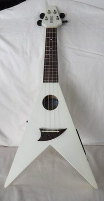 Mahalo Flying V White Electronic mit weißem Case/Gigbag Top Zustand UFV1GWHT