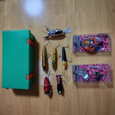 Frog s Lures 8 pieces & Toy Box